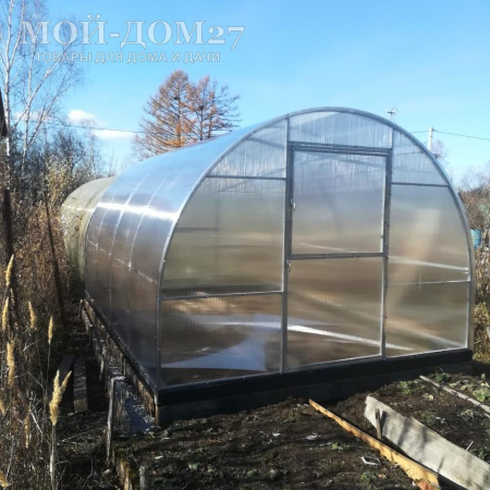 Теплица Крепче 4 метра с поликарбонатом | Мой-Дом27 | Каркас изготовлен из оцинкованной замкнутой трубы 30*20 мм.<br>
 Ширина - 3&nbsp;метра. Высота - 2,1 метра. Длина 4&nbsp;метра.&nbsp;<br>
 Выдерживаемая снеговая нагрузка - 130 кг/м2. Выдерживаемая ветровая нагрузка - до 27 м/с.<br>
 Расстояние между дугами 1 метр. Толщина металла дуг 1&nbsp;мм.<br>
 <b>ЦЕЛЬНОСВАРНЫЕ ТОРЦЫ и ДУГИ</b>.&nbsp;Ширина двери 0,96 метра.<br>